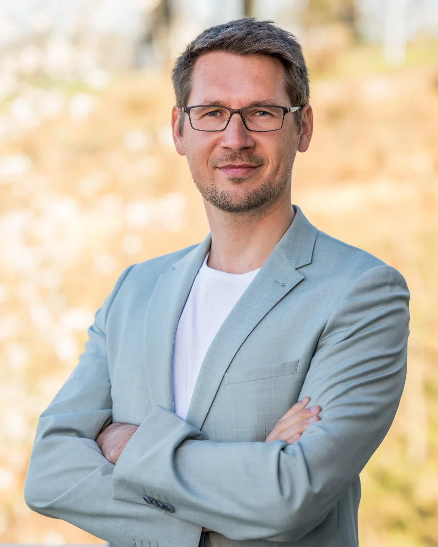 Marcel Körner — Portrait im grauen Anzug