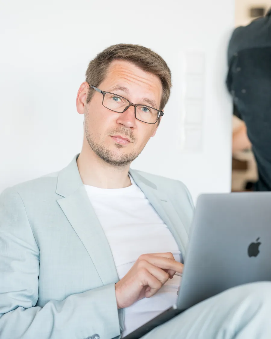Marcel Körner am Laptop im Büro