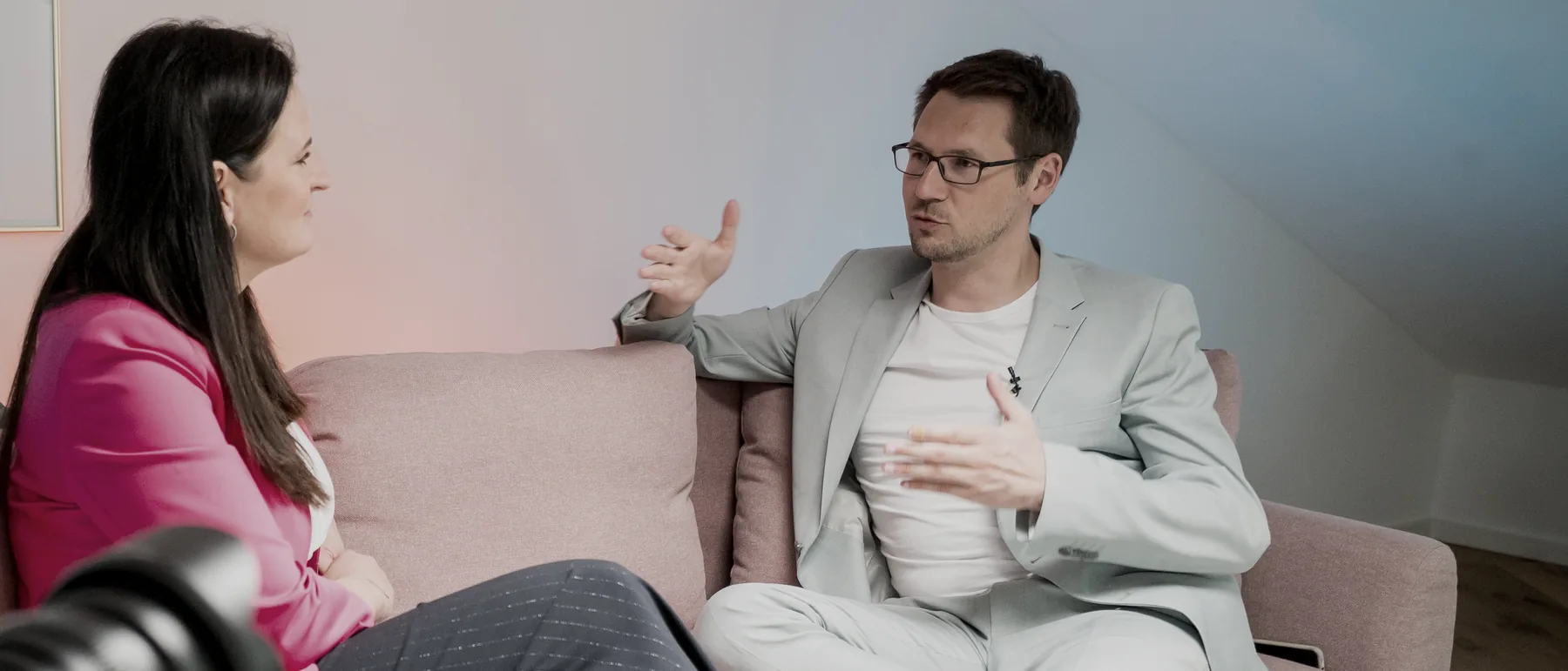 Marcel Körner im Gespräch auf einem Interview-Set